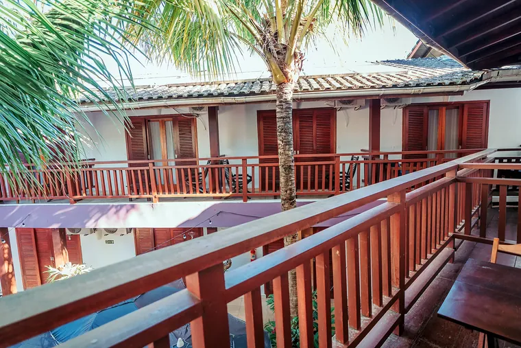 Varandas dos apartamentos da Pousada Brigitte em volta do pátio