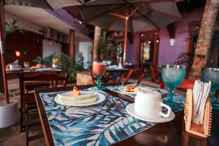Mesa posta do café da manhã com frutas e suco