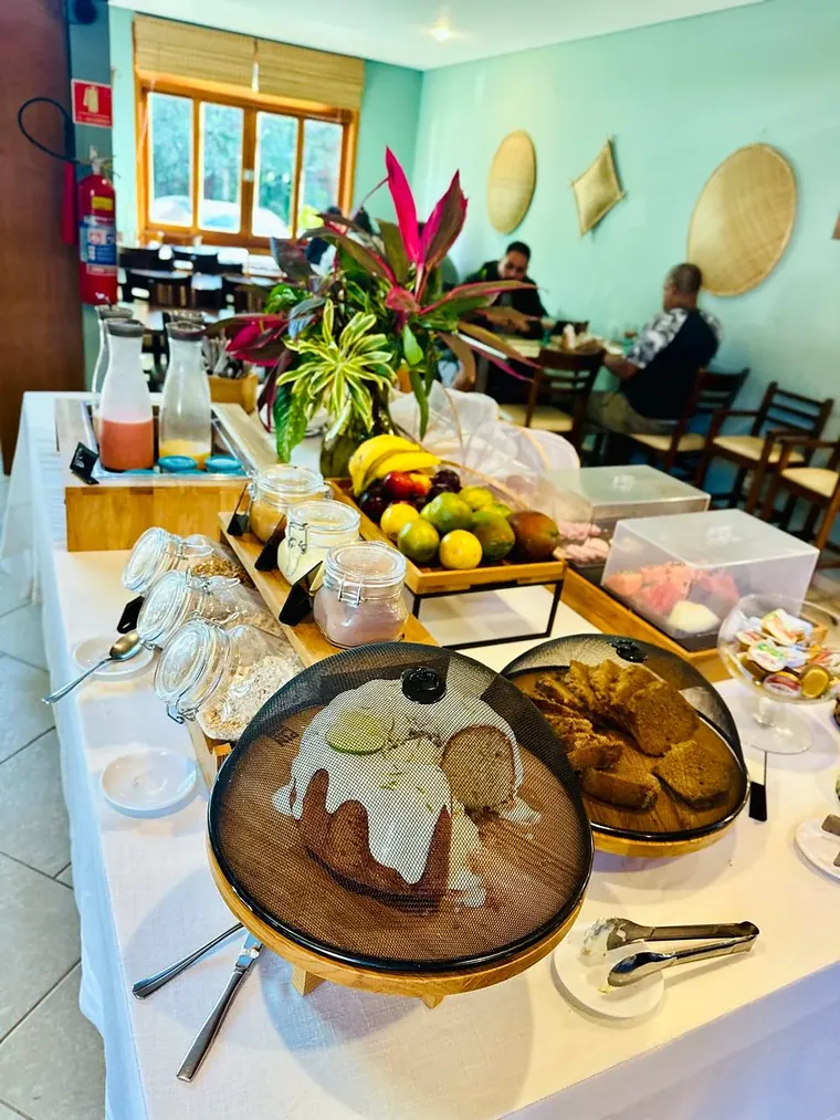 Bolos caseiros e cereais no buffet do café da manhã