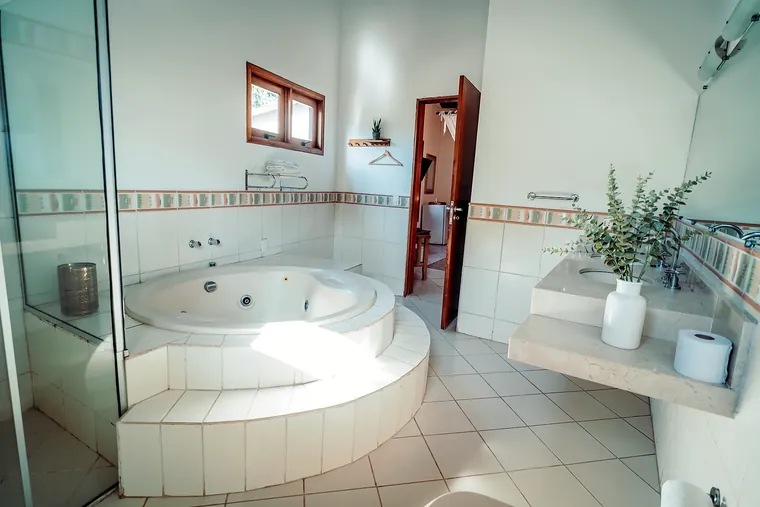 Banheiro da Suíte Deluxe com banheira de hidromassagem