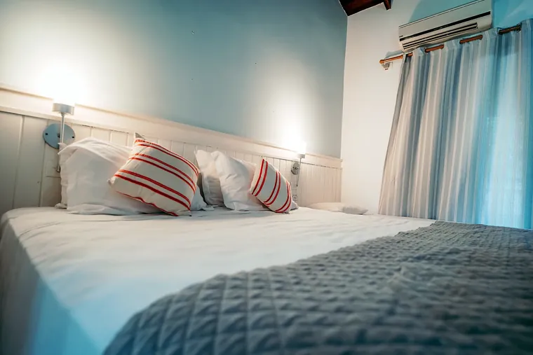 Cama da Suíte com Varanda com almofadas listradas