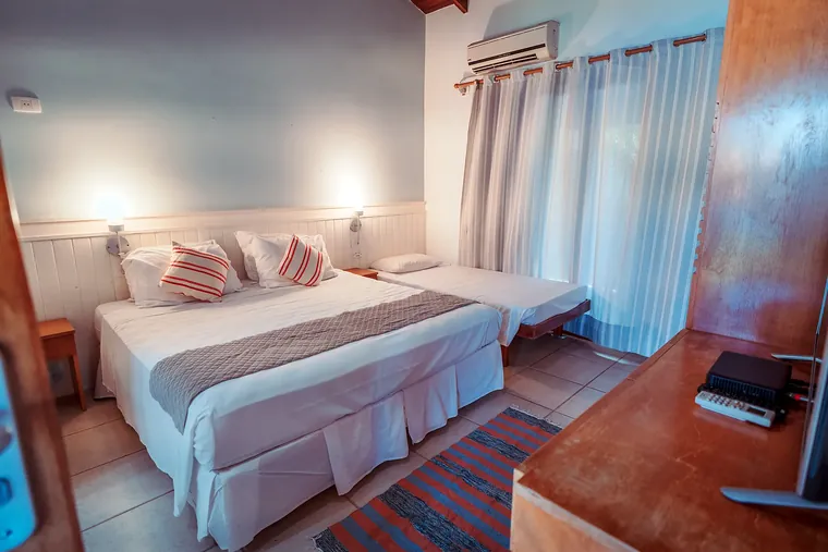 Suíte com Varanda montada com cama de casal e solteiro