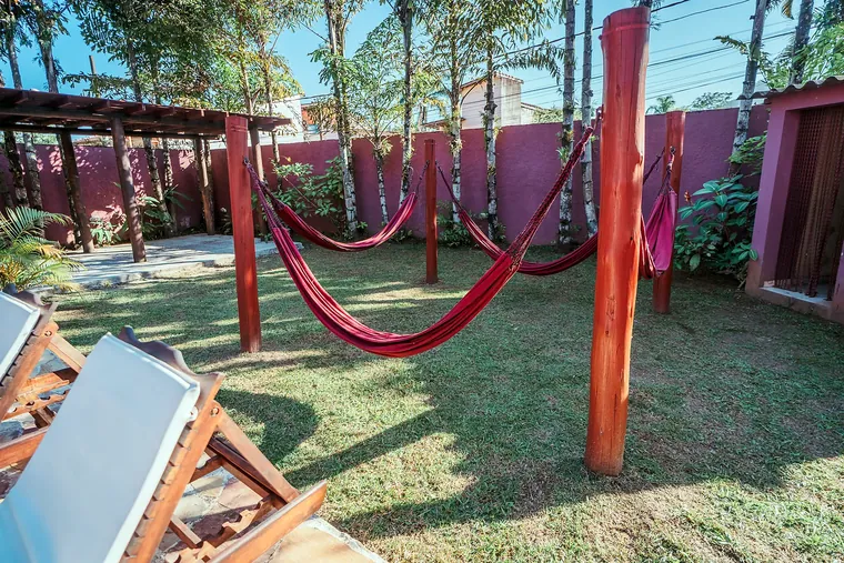 Redes armadas no jardim da Vila Bardot, sob as palmeiras