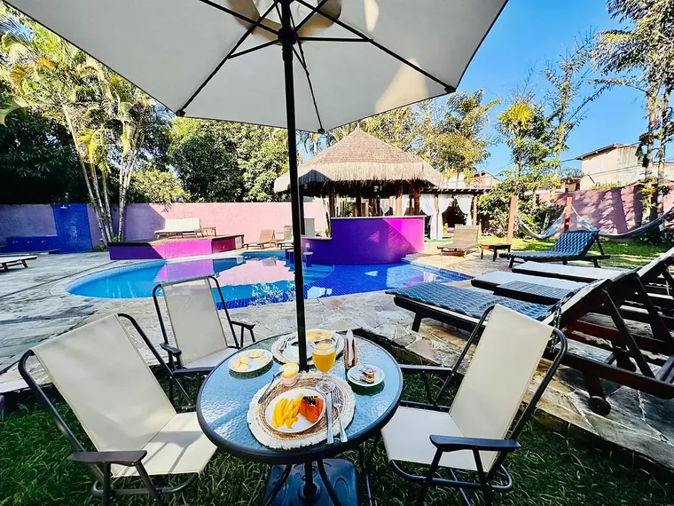 Café da manhã servido em mesa à beira da piscina