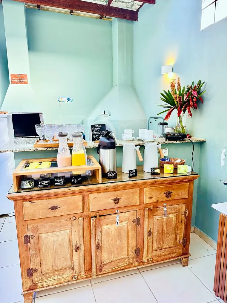Buffet de café da manhã com sucos, café e vitaminas